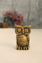 Load image into Gallery viewer, Beautiful Vintage  Brass Paper weight / Owl Showpiece
