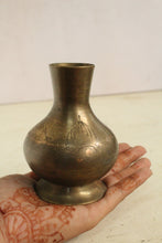 Load image into Gallery viewer, Beautiful Vintage Brass Flower Vase
