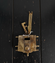Load image into Gallery viewer, Vintage Padlock With Key
