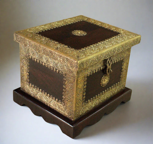 Handcrafted Small Trunk with Brass Fittings: Vintage Charm in a Compact Size - Style It by Hanika