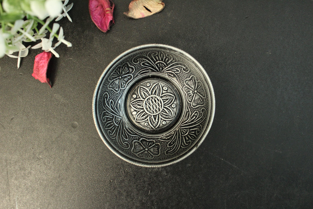 Metal art bowl with vintage Silver finish for Brunch/Cocktail table - Style It by Hanika